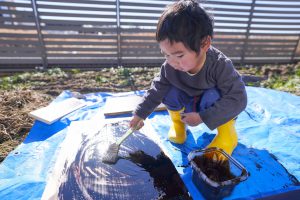 子どもと一緒にDIY：汚れてもいい服装で